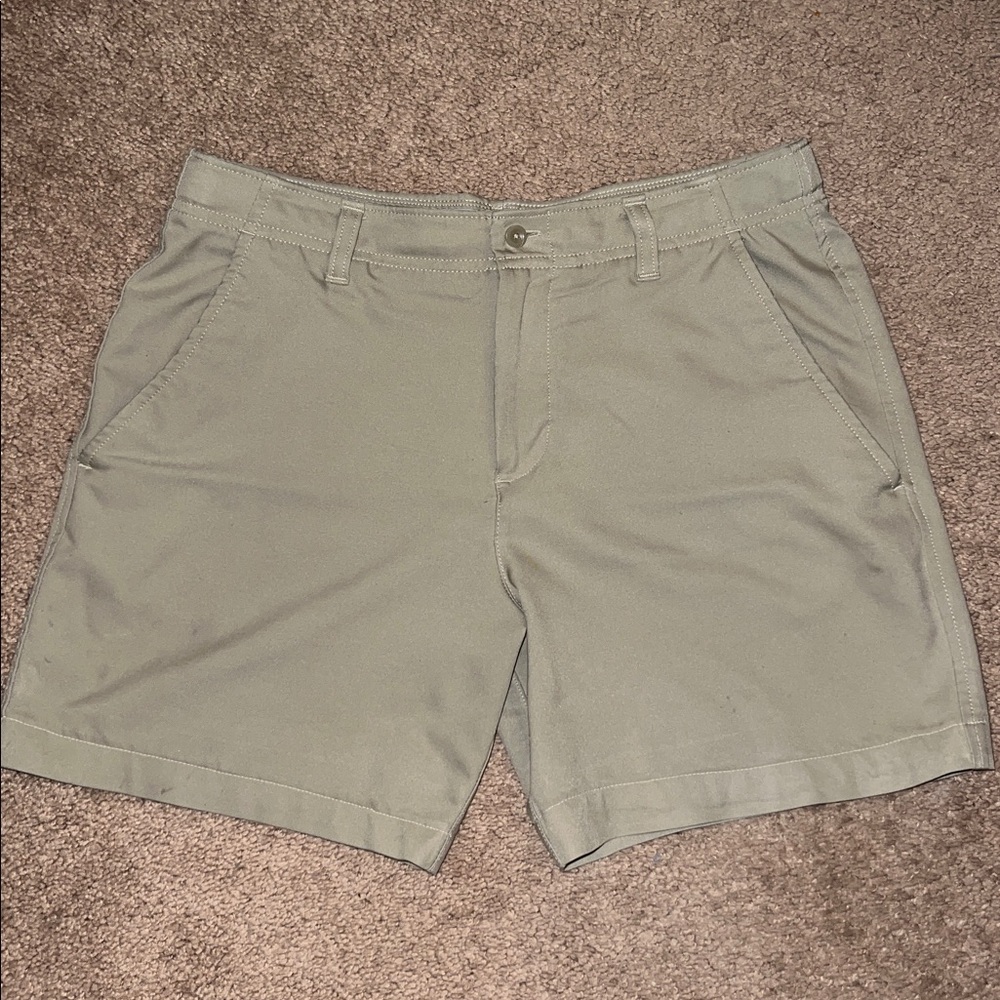 Under Armour Youth Golf Shorts – Khaki, Youth Size Large  (Great Condition)